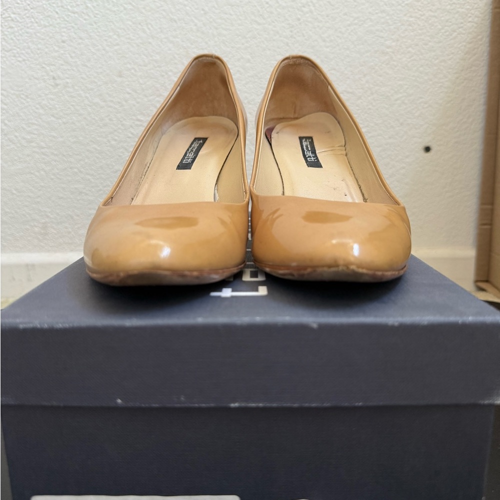 Beige/tan Heels with Rounded Toe in patent leather in size 36